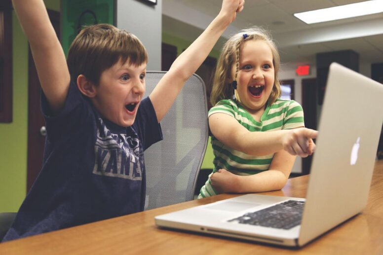 子供　二人　パソコン前　喜ぶ　　