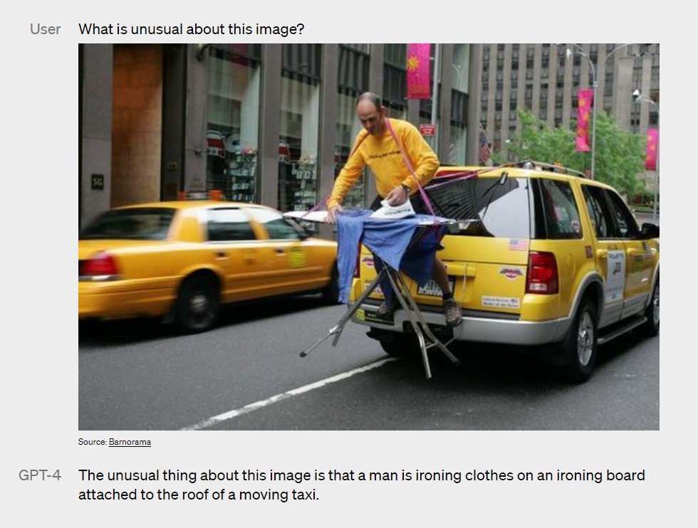 タクシーに取りつけられたアイロン台で、男性がアイロンをかけている写真